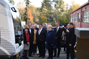 Liettuan presidentti tutustumassa robobussiin Urban Millin edessä Innovation Gardenissa